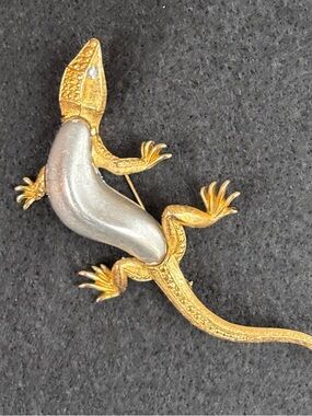 Vintage Trifari Gold Tone Lizard Brooch Gray Cabochon Rhinestone Eye
